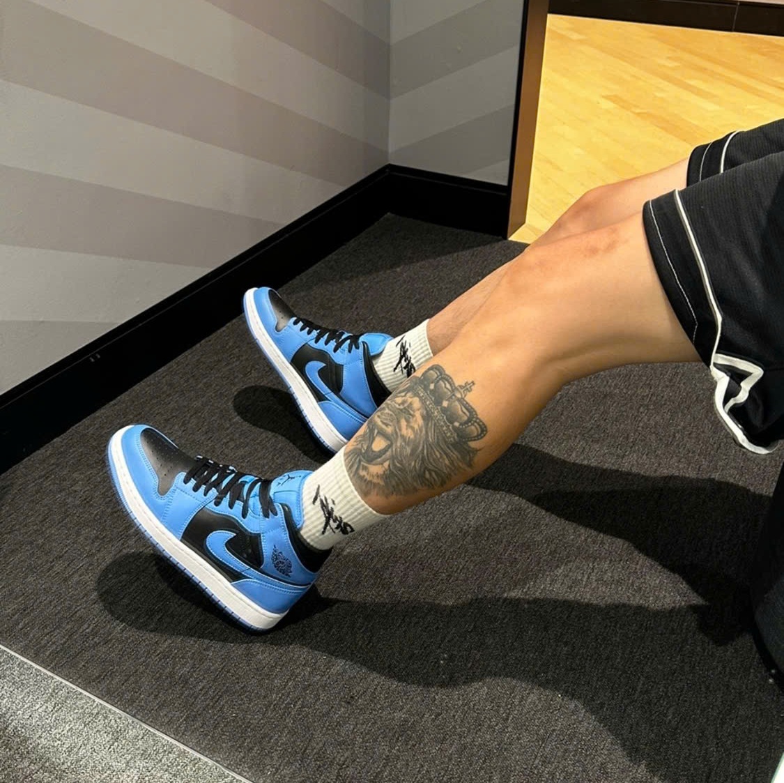 Alternative view of Giày Nike Air Jordan 1 Mid 'University Blue Black' DQ8426-401