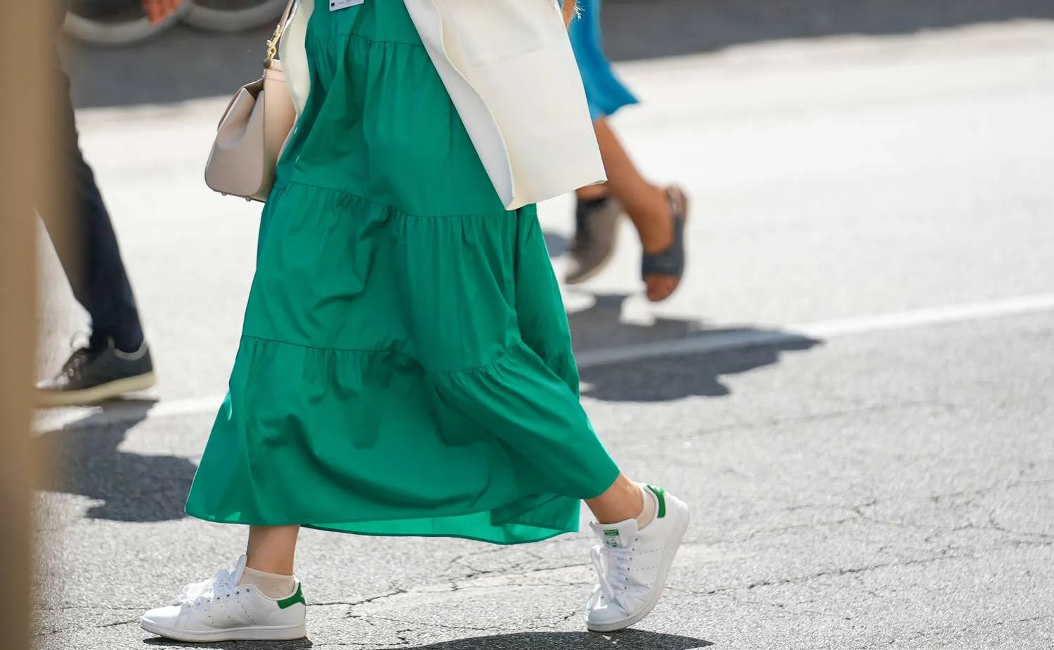 Top 7 mẫu giày thể thao trắng đẹp nhất mặc cùng váy năm 2023 Hinh anh 5: Top 7 mau giay the thao trang dep nhat mac cung vay nam 2023