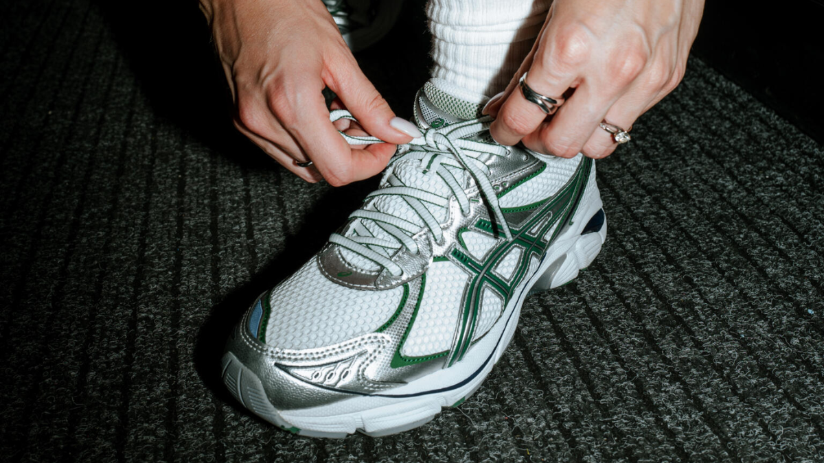 6 đôi sneaker bạn nên thêm vào "rotation" của mình năm 2024 Hinh anh 3: 6 doi sneaker ban nen them vao "rotation" cua minh nam 2024