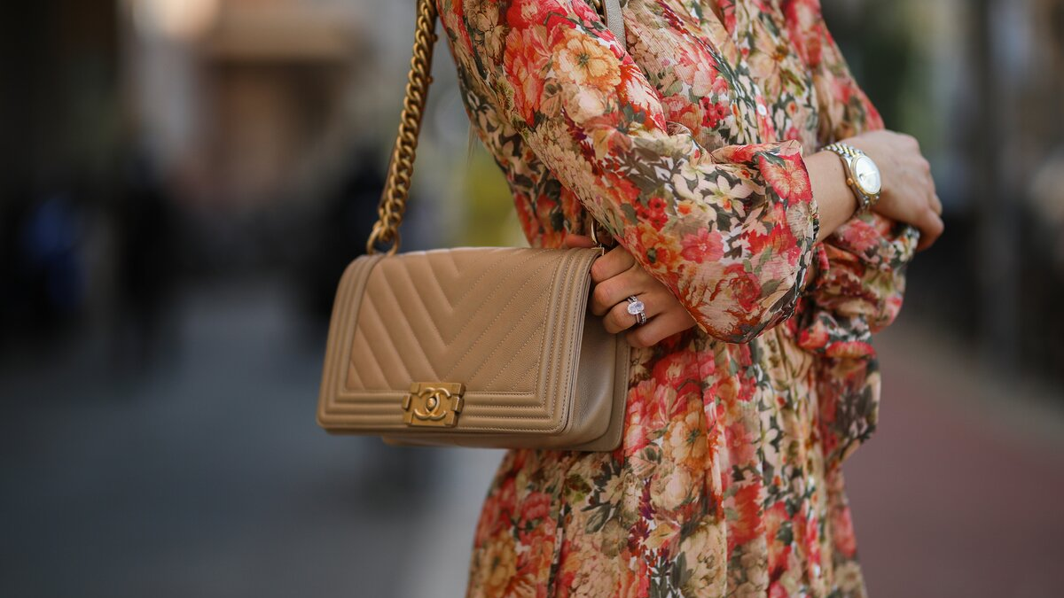 Hinh anh 7: Chanel Flap vs Chanel Boy: Chiec tui nao dang dau tu hon?