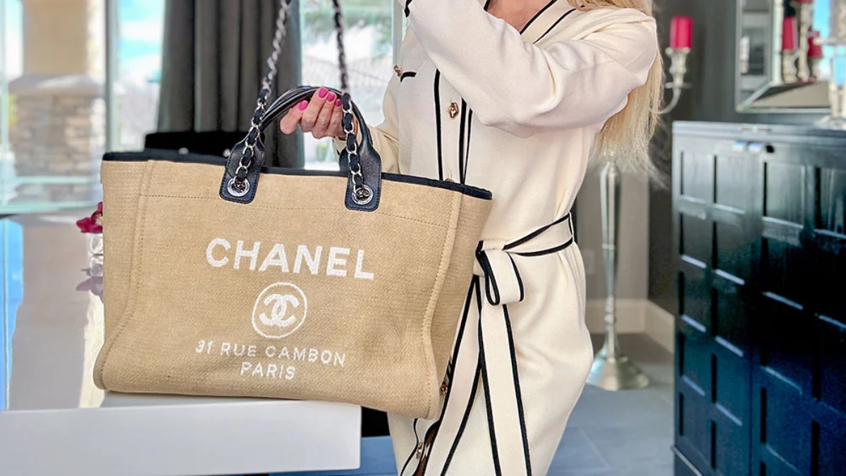 Hinh anh 1: Tui xach Chanel Deauville: Nguoi ban dong hanh ven bo bien