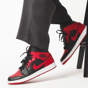 Giay Nike Air Jordan 1 Mid 'Banned' 554724-074