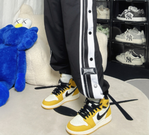 Giay Nike Air Jordan 1 Retro High OG  'Yellow Ochre' FD1437-701