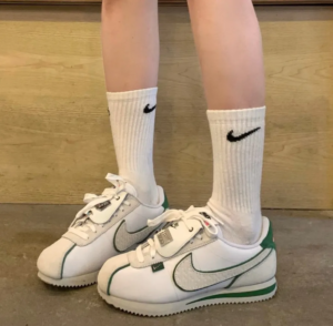 Giay Nike Cortez 'White Green Light Bone' FQ0259-110
