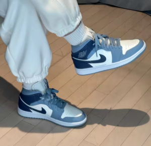 Giay Nike Air Jordan 1 Mid 'Two-Tone Blue' BQ6472-140