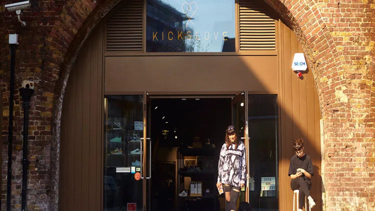 Mua sắm quanh thế giới với các sneaker store nữ tốt nhất hiện nay Hinh anh 5: Mua sam quanh the gioi voi cac sneaker store nu tot nhat hien nay