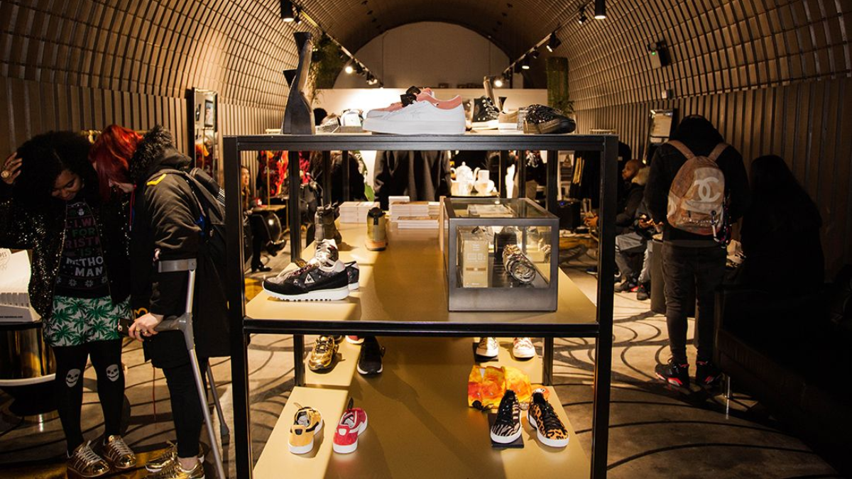 Mua sắm quanh thế giới với các sneaker store nữ tốt nhất hiện nay Hinh anh 6: Mua sam quanh the gioi voi cac sneaker store nu tot nhat hien nay