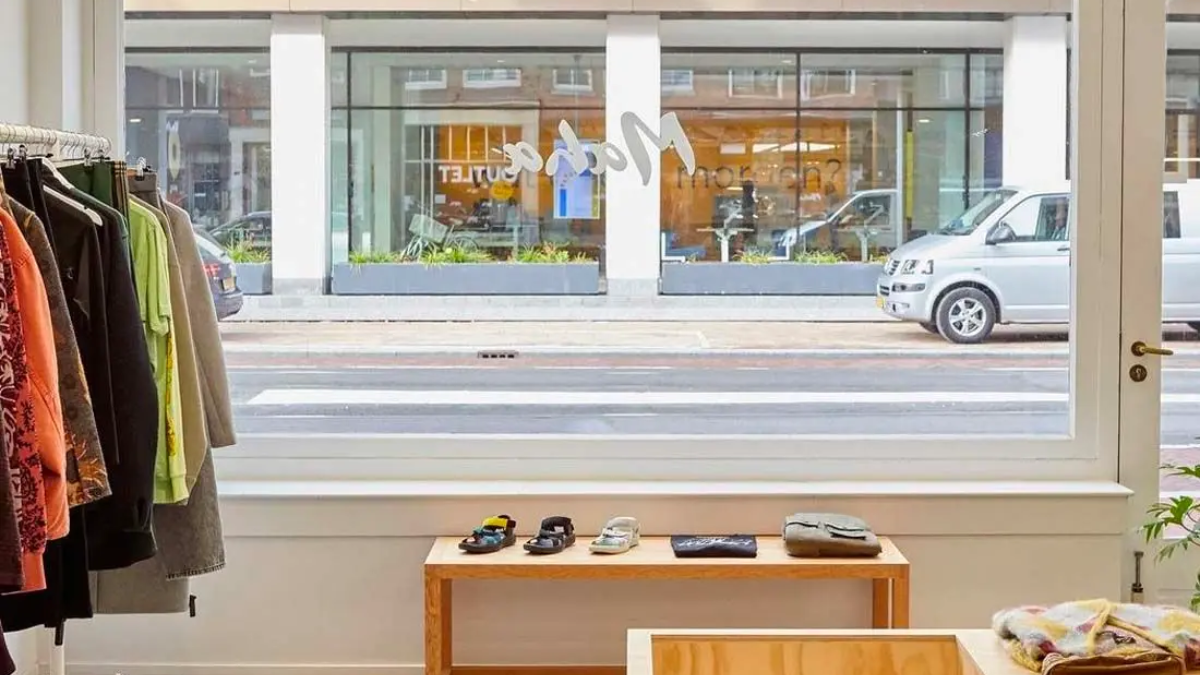 Mua sắm quanh thế giới với các sneaker store nữ tốt nhất hiện nay Hinh anh 7: Mua sam quanh the gioi voi cac sneaker store nu tot nhat hien nay