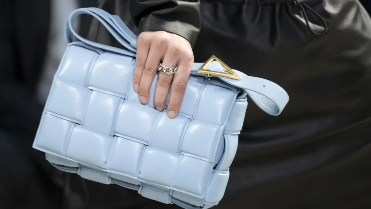 Tui Cassette Bottega Veneta: Su co dien hien dai