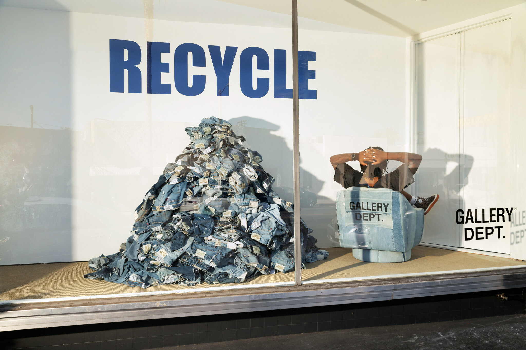 Hinh anh 1: Gallery Dept - Su di len cua thoi trang do hoa