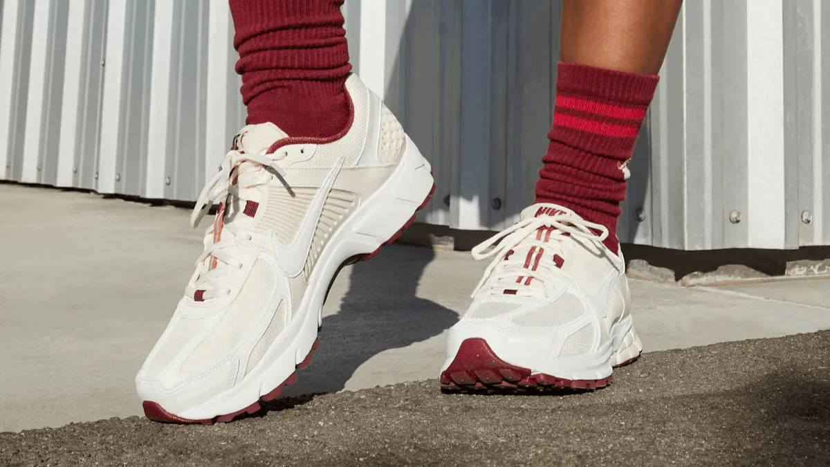 13 mẫu sneaker lý tưởng để tặng người yêu vào dịp Valentine này Hinh anh 6: 13 mau sneaker ly tuong de tang nguoi yeu vao dip Valentine nay