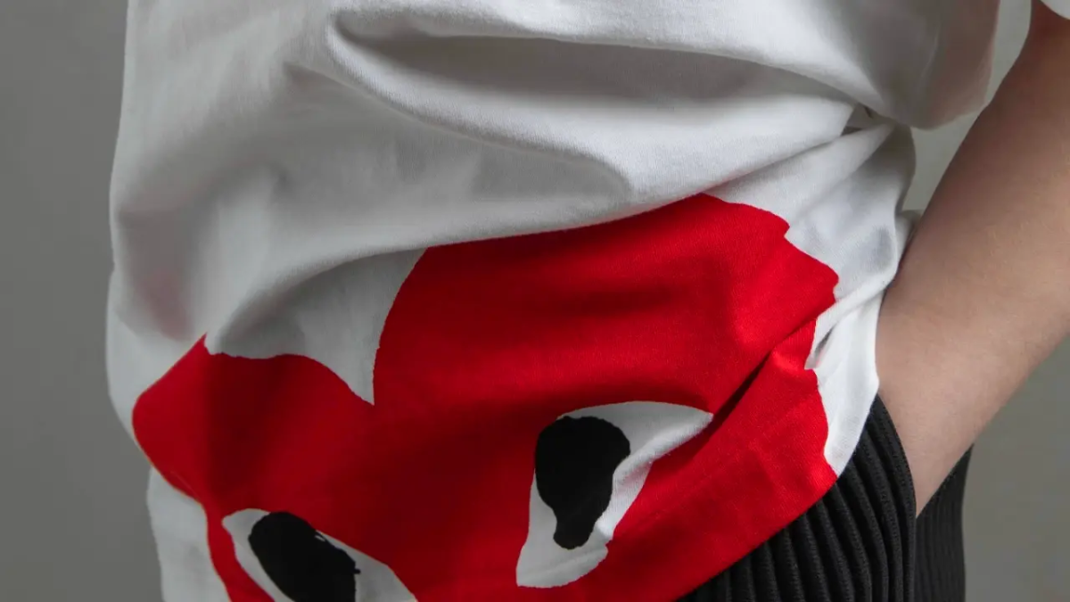 Khám phá sự sang trọng của áo phông Comme des Garçons Hinh anh 4: Kham pha su sang trong cua ao phong Comme des Garcons