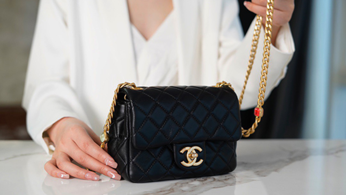 Điểm qua 11 chiếc túi Flap cổ điển không bao giờ lỗi mốt Hinh anh 2: Diem qua 11 chiec tui Flap co dien khong bao gio loi mot