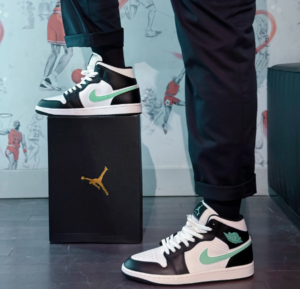 Giay Nike Air Jordan 1 Mid GS 'Green Glow' DQ8423-103