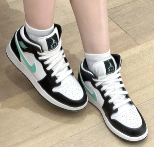 Giay Nike Air Jordan 1 Mid GS 'Green Glow' DQ8423-103