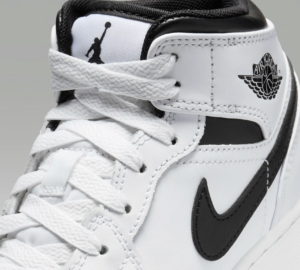 Giay Nike Air Jordan 1 Mid 'White Black' DQ8423-132