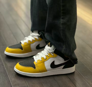Giay Nike Air Jordan 1 Mid 'Yellow Black White' DQ8426-701