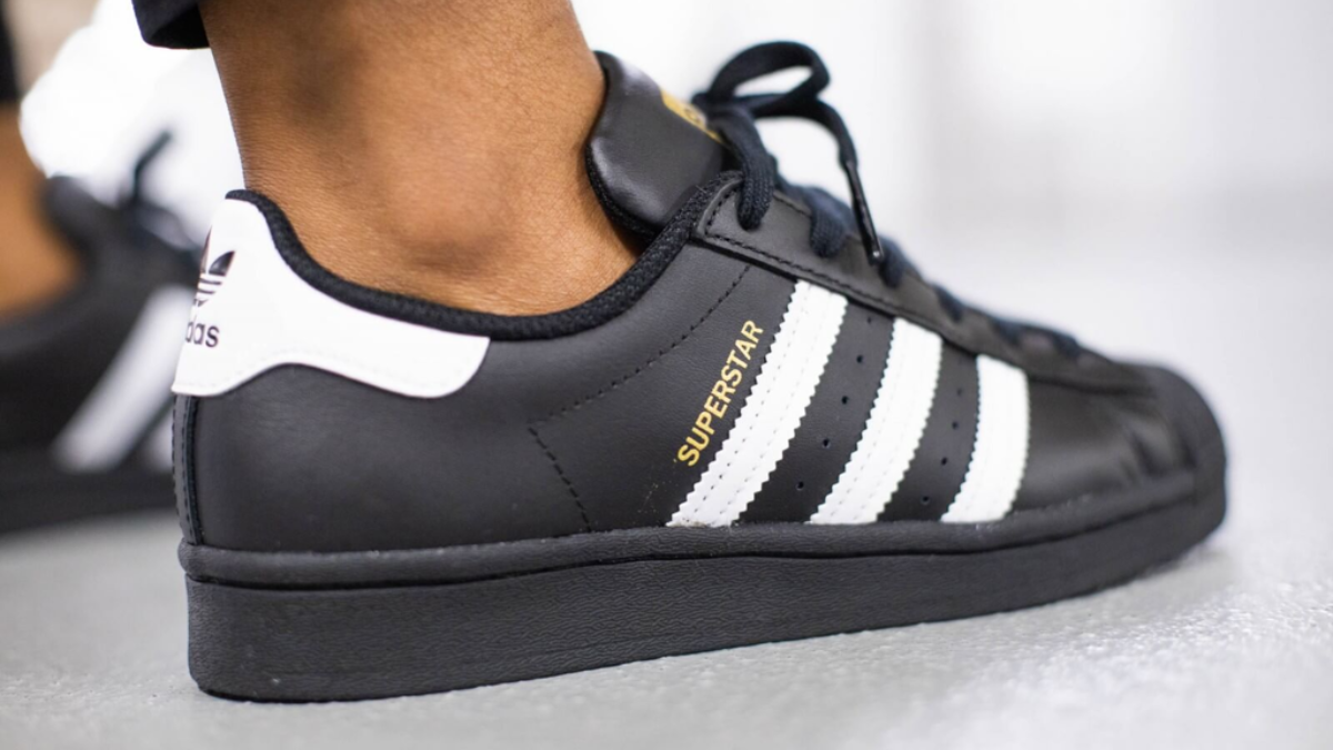 Hinh anh 3: Bat chap moi xu huong: Sneaker den luon la "chan ai"