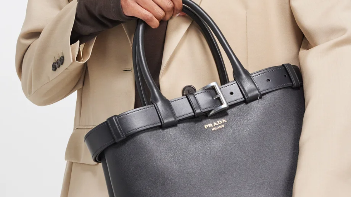 Hinh anh 6: Buckle Handbag - Bi quyet phoi do sanh dieu voi tui Prada "It Bag"