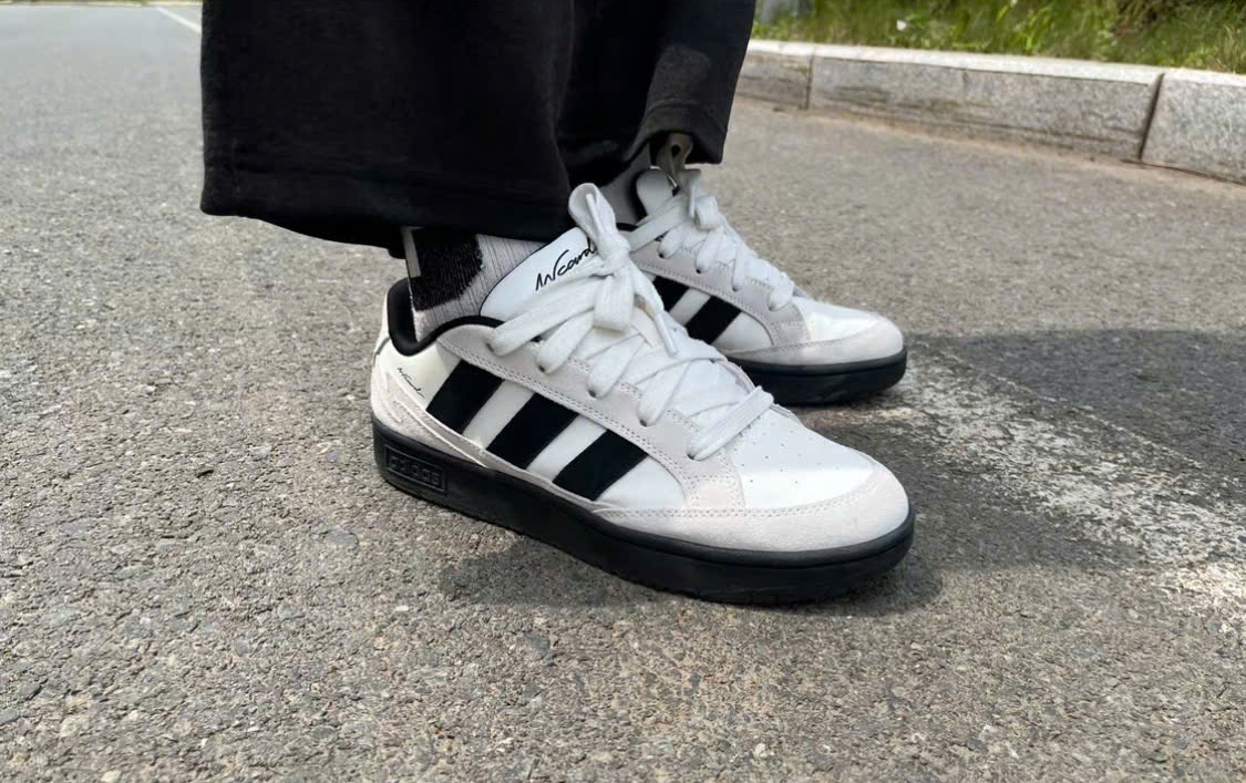 Alternative view of Giày Adidas Card Gray With Black Stripes IH0961