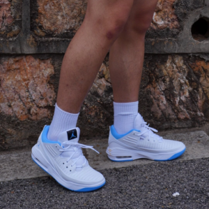 Giay Nike Air Jordan Max Aura 5 "University Blue" DZ4353-104