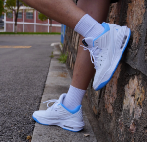 Giay Nike Air Jordan Max Aura 5 "University Blue" DZ4353-104