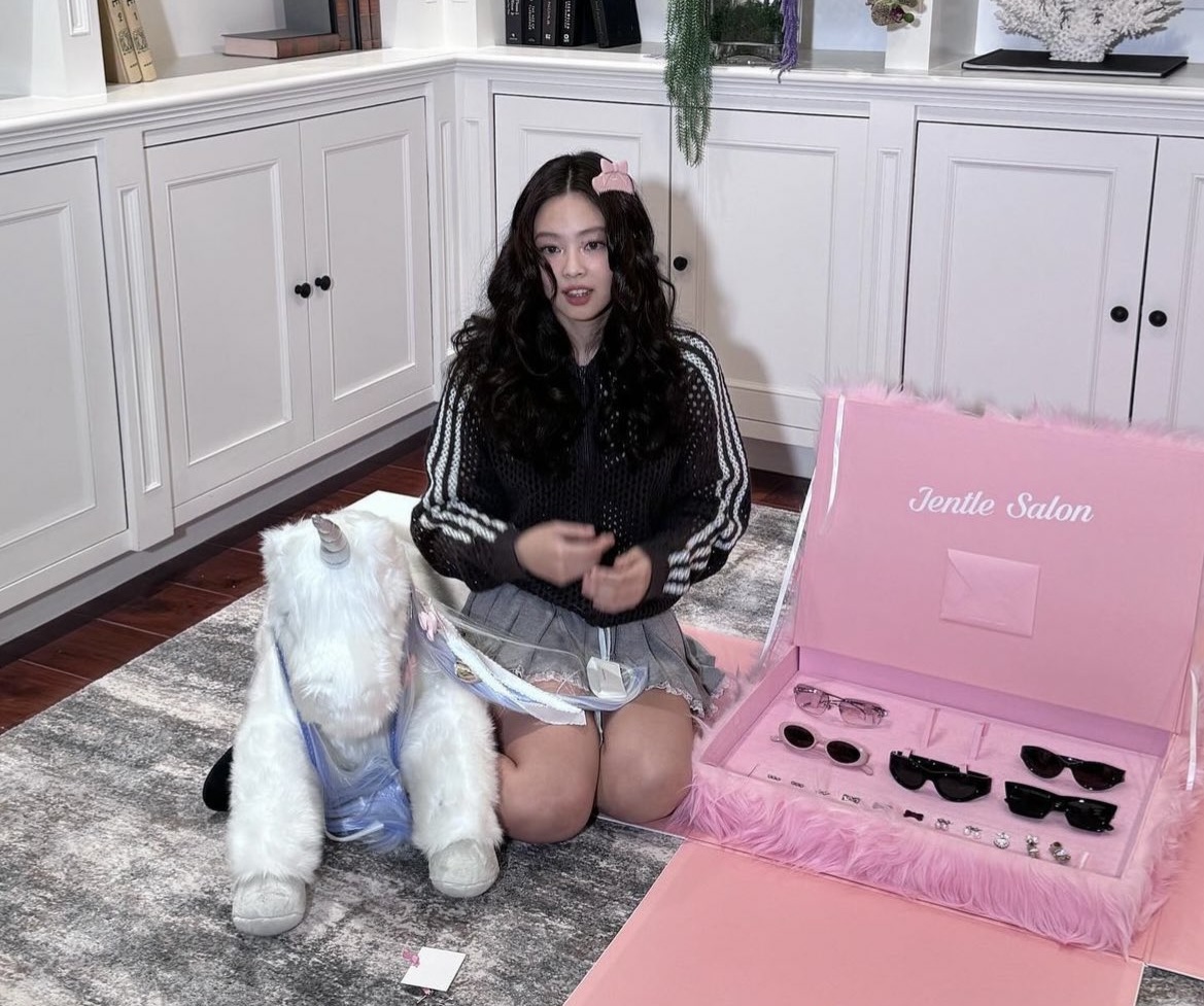 Jennie BlackPink gây bão khi nhá hàng BST mới cùng Gentle Monster Hinh anh 3: Jennie BlackPink gay bao khi nha hang BST moi cung Gentle Monster