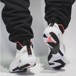 Giay Nike Air Jordan 37 GS 'Siren Red' DD7421-100