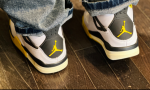 Giay Nike Air Jordan 4 Retro 'Vivid Sulfur' AQ9129-101