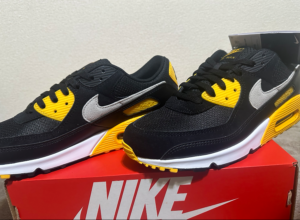 Giay Nike Air Max 90 'Black University Gold' FN6958-002