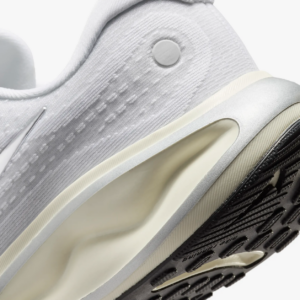 Giay Nike Journey Run 'Metallic Silver' FJ7765-104