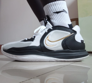 Giay Nike Kyrie Low 5 'White Black Metallic Gold' DJ6012-101
