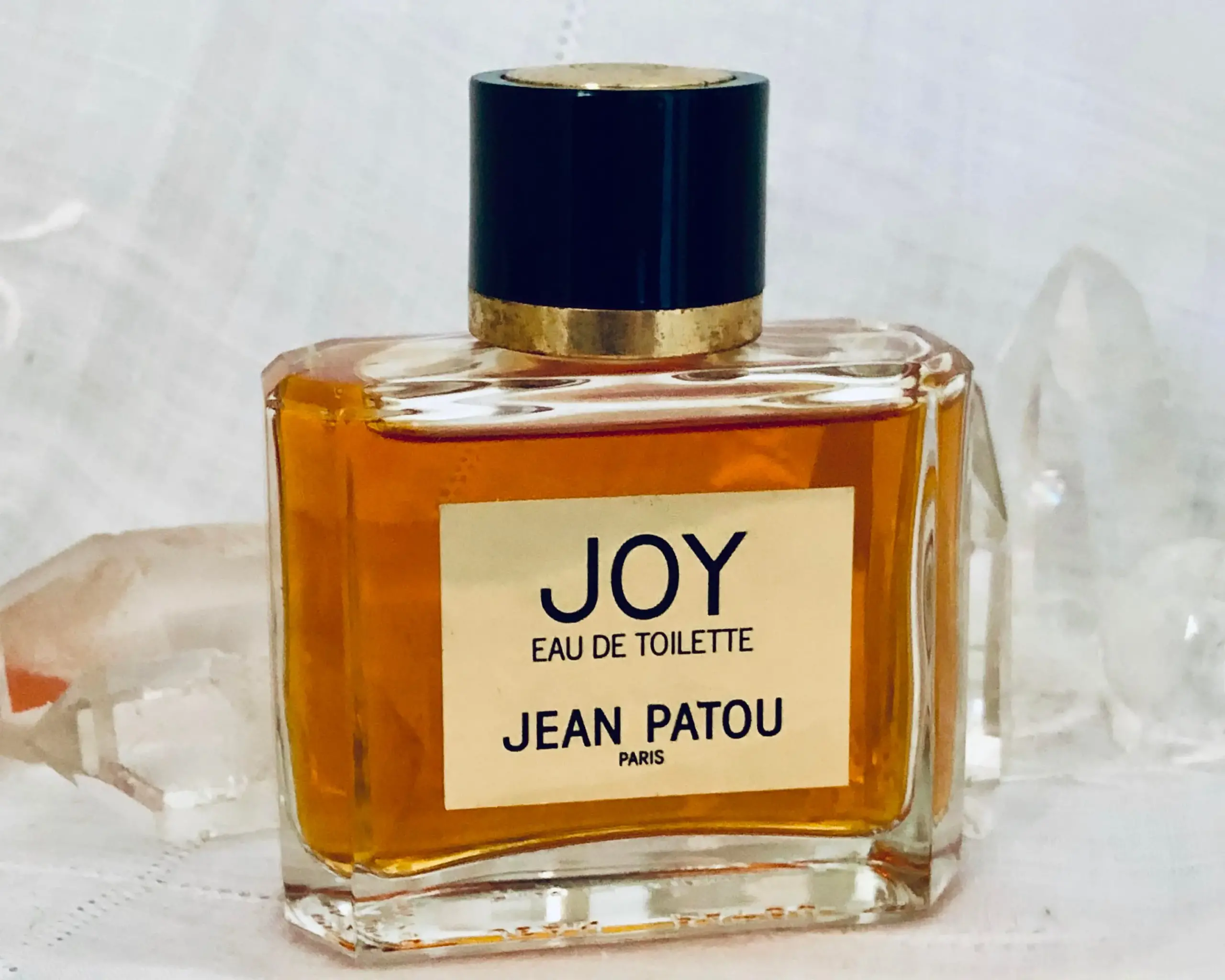 Những mẫu nước hoa cổ điển trường tồn theo thời gian Hinh anh 5: Nhung mau nuoc hoa co dien truong ton theo thoi gian