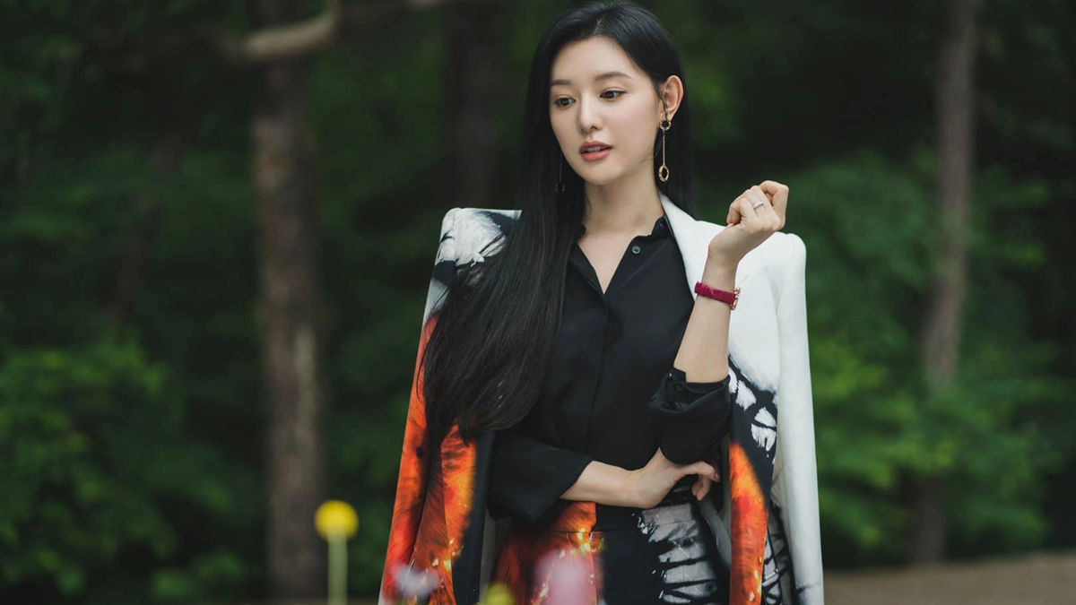 Can moi phong cach cung Kim Ji Won trong "Queen of Tears"