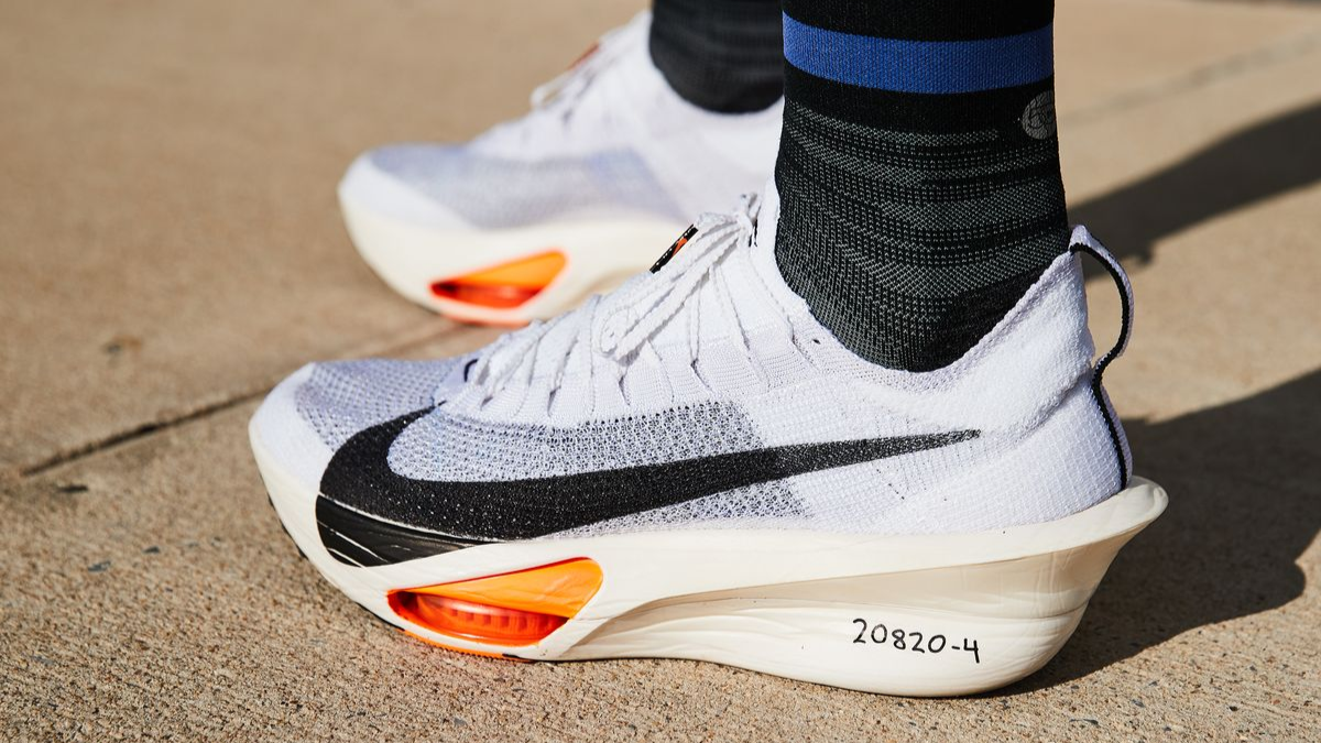 Mua chay Marathon: He lo nhung doi giay "chinh phuc" duong dua