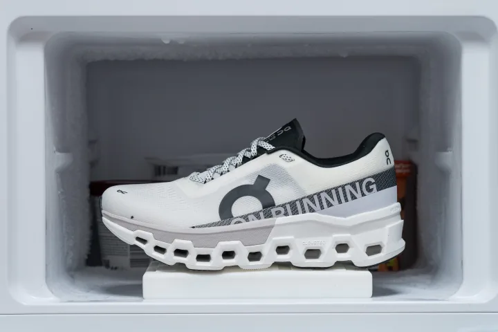 On Cloudmonster 2: Bước đi trên mây, bay xa mọi giới hạn Hinh anh 1: On Cloudmonster 2: Buoc di tren may, bay xa moi gioi han