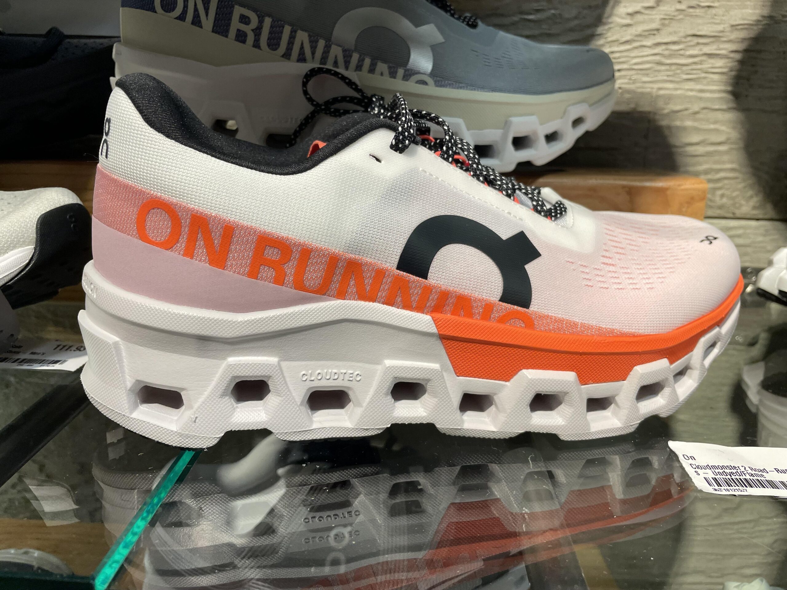 On Cloudmonster 2: Bước đi trên mây, bay xa mọi giới hạn Hinh anh 2: On Cloudmonster 2: Buoc di tren may, bay xa moi gioi han