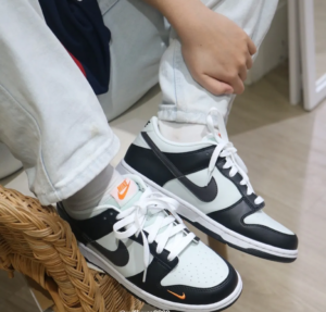 Giay Nike Dunk Low GS 'Black Bright Mandarin' FN7784-001