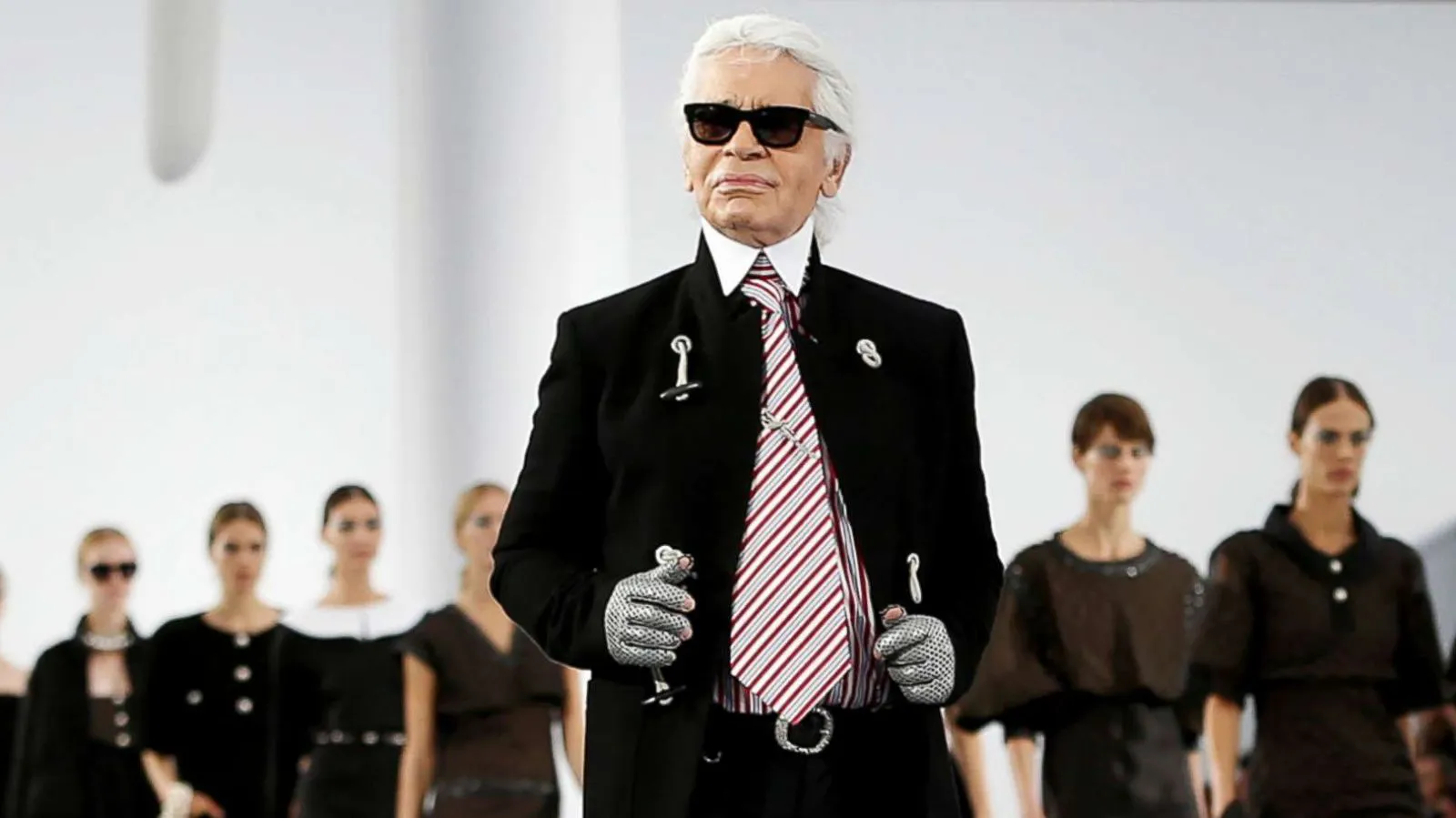 Hinh anh 1: Becoming Karl Lagerfeld: Huyen thoai duoc tai hien tren man anh