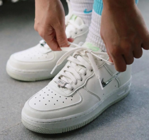 Giay Nike Air Force 1 '07 SE 'Liquid Metal' FN8540-100