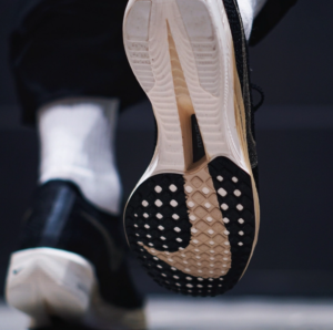 Giay Nike ZoomX Vaporfly 3 'Black Metallic Gold Grain' DV4129-001