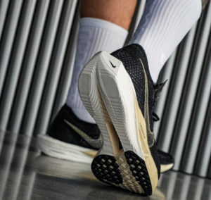 Giay Nike ZoomX Vaporfly 3 'Black Metallic Gold Grain' DV4129-001