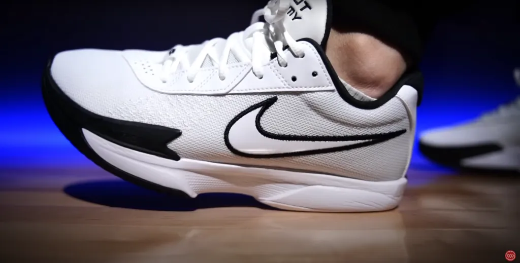 Hinh anh 5: Nike GT Cut Academy: Doi giay bong ro gia re tot nhat cua nam?