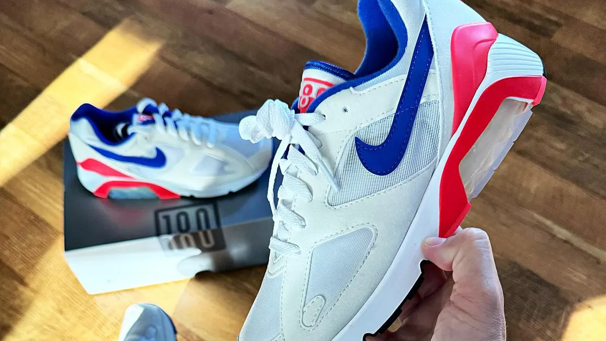 Giải mã sự khác biệt giữa Air 180 ‘Ultramarine’ 2018 và 2024 Hinh anh 2: Giai ma su khac biet giua Air 180 ‘Ultramarine’ 2018 va 2024