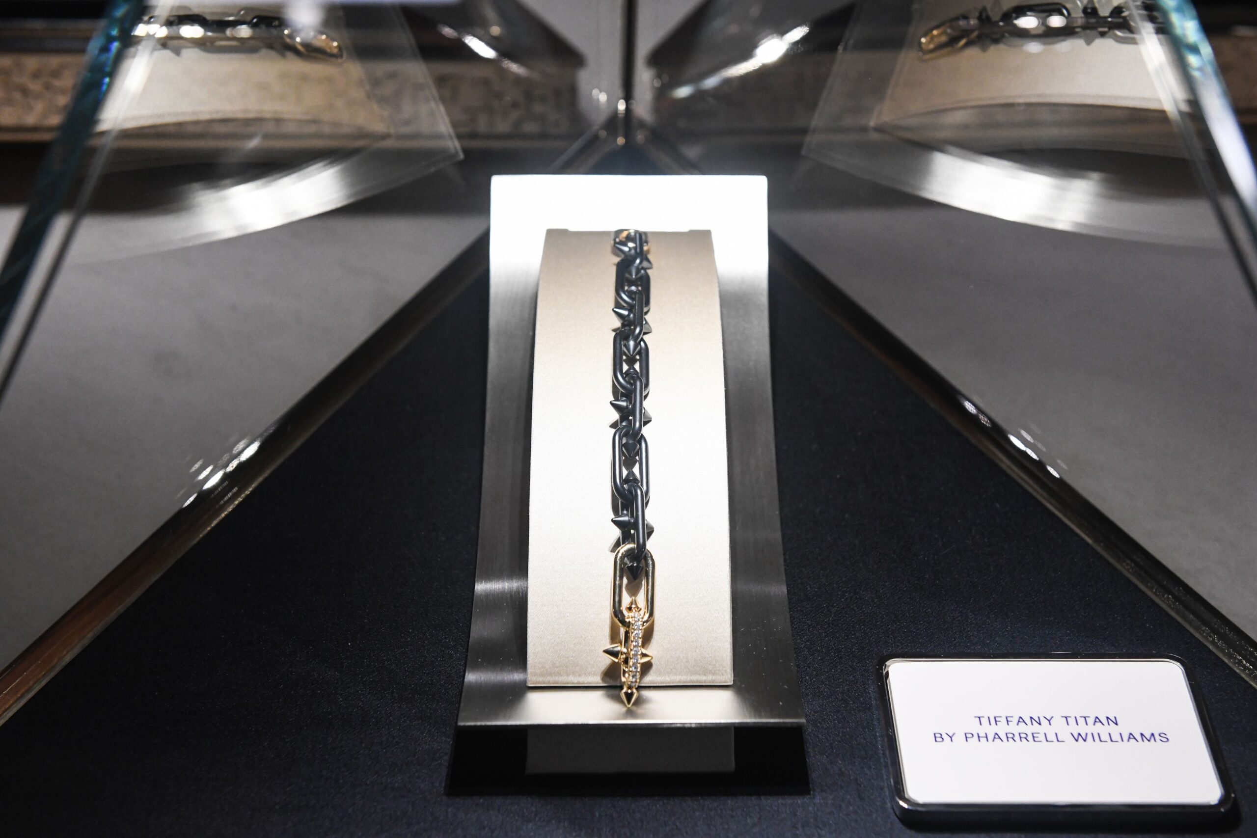 Hinh anh 4: Tiffany Titan cua Pharrell - khi van hoa Hy Lap duoc lam moi voi trang suc cao cap