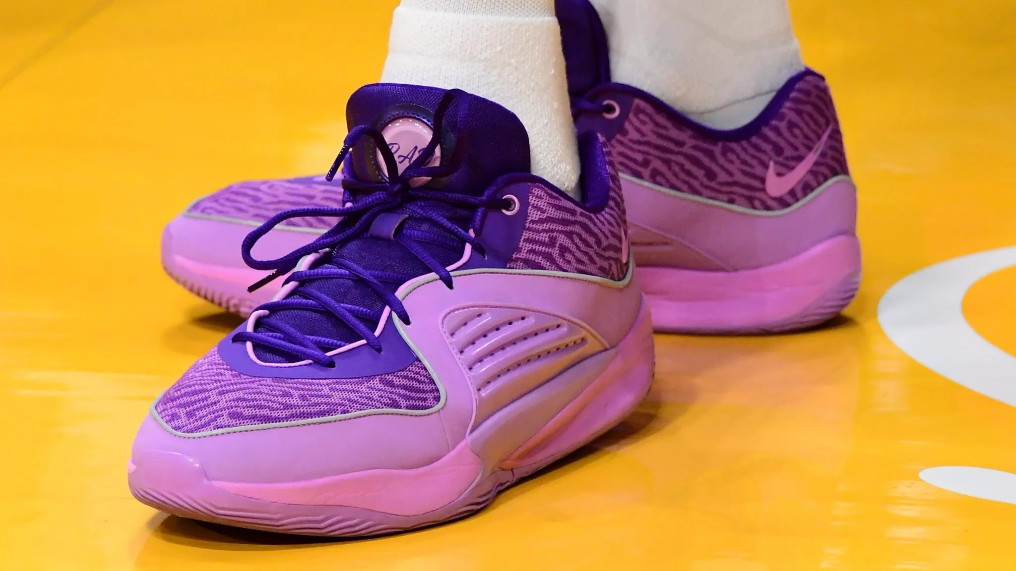 Top 10 mẫu giày bóng rổ cổ thấp tốt nhất 2024 Hinh anh 3: Top 10 mau giay bong ro co thap tot nhat 2024