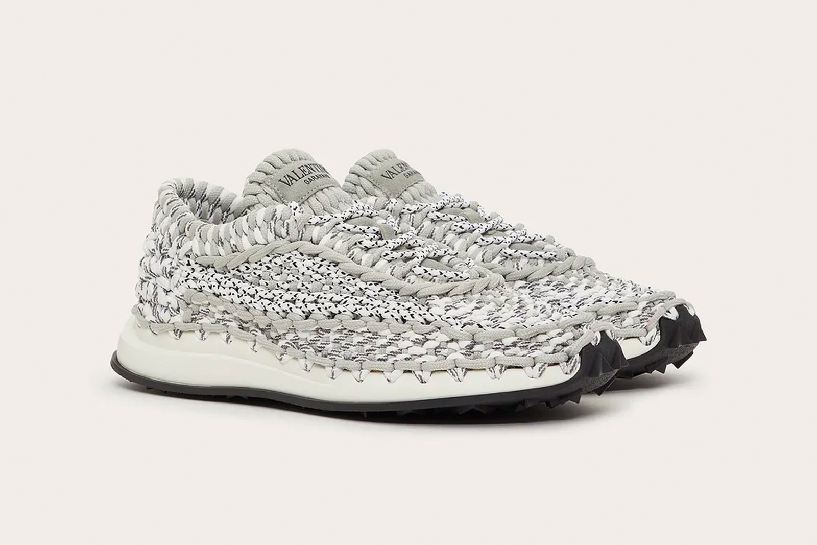 Hinh anh 1: Valentino Crochet Sneaker - buoc ngoat moi cua thuong hieu xa xi?