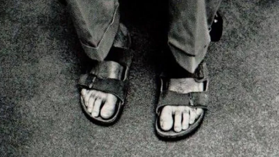 Đôi dép của Steve Jobs có gì mà đáng giá cả một gia tài? Hinh anh 2: Doi dep cua Steve Jobs co gi ma dang gia ca mot gia tai?