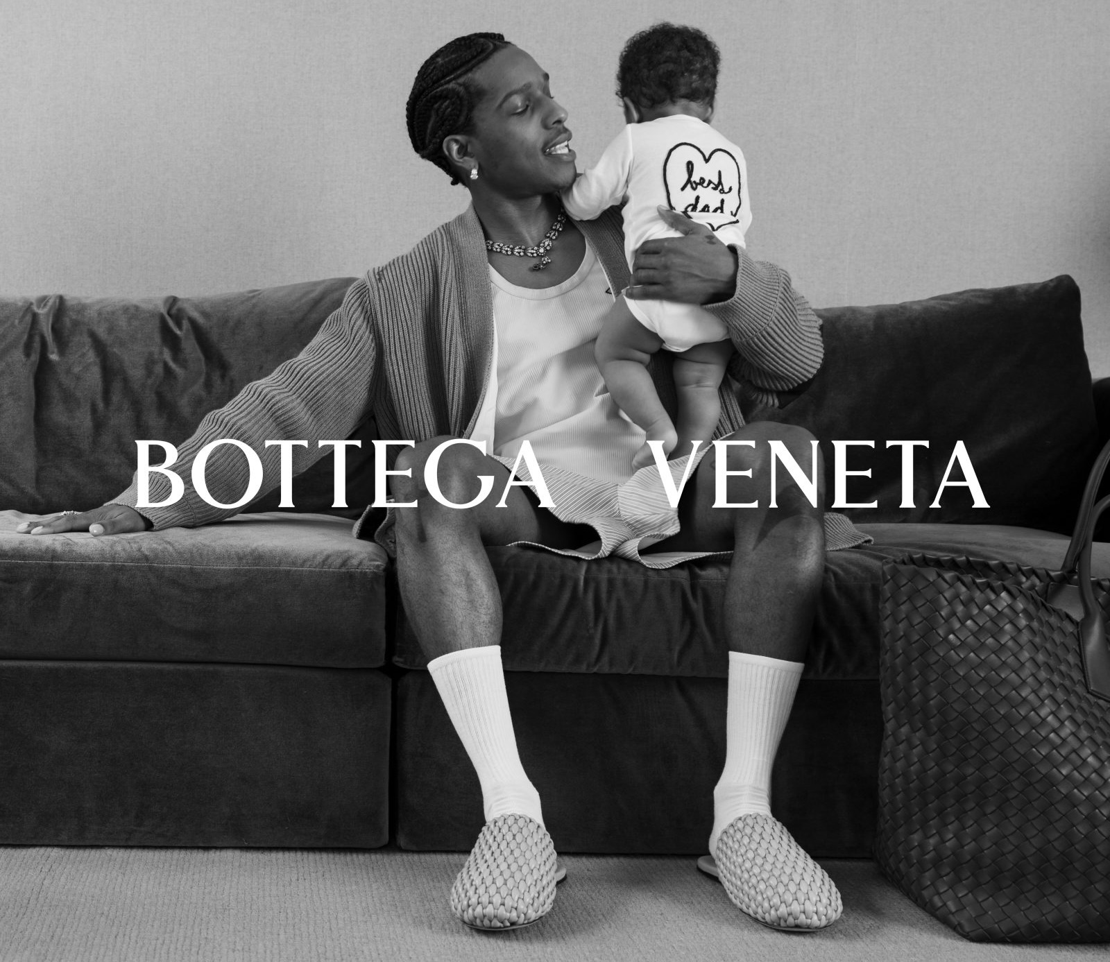 A$AP Rocky thân mật cùng con trai trong chiến dịch tôn vinh tình phụ tử của Bottega Veneta Hinh anh 4: A$AP Rocky than mat cung con trai trong chien dich ton vinh tinh phu tu cua Bottega Veneta