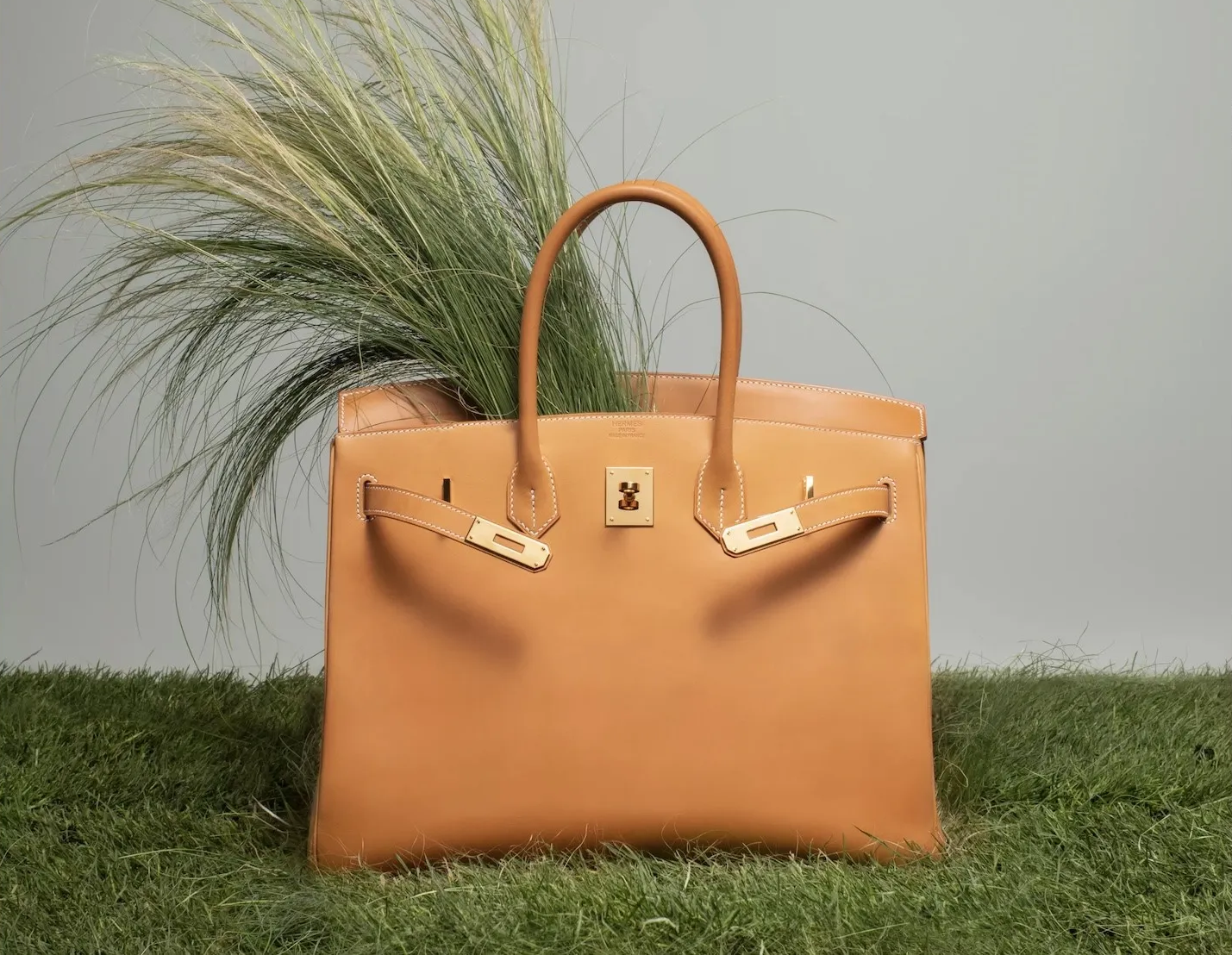 Cần lưu ý gì trước khi mua chiếc túi hiệu đầu tiên ? Hinh anh 5: Can luu y gi truoc khi mua chiec tui hieu dau tien ?